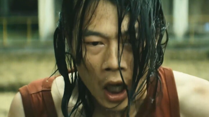 وقع الرجل في الماء بالصدفة فقط ليكتشف وجود شخص تحت سطح الماء.