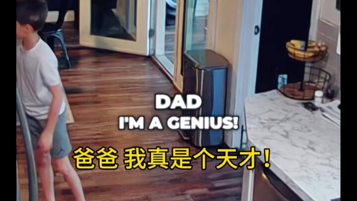 "لقد أمسكتُ عنكبوتاً بشبكتي الخاصة!" الاختراع العبقرى للطفل المشاكس جعل الأب ينهار على الفور 🤣