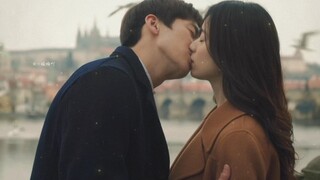 يستيقظ الرجل كل يوم ويصبح شخصًا مختلفًا. ظن أنه لن يجد الحب أبدًا، لكنه وقع في حب بائعة.