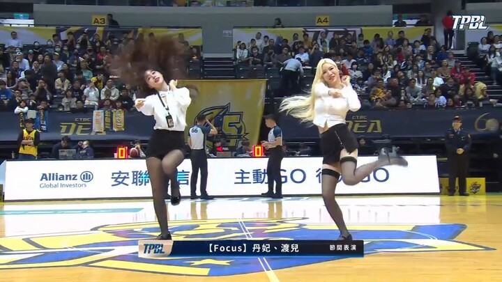 Sân vận động vẫn phải sôi động, bùng nổ một chút; đội cổ vũ chính là người mang lại không khí rực lử