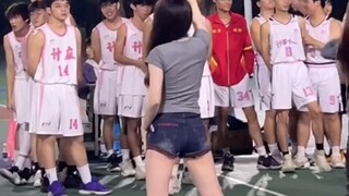 فتاة kpop تستعرض نفسها أمام العديد من طلاب الرياضة