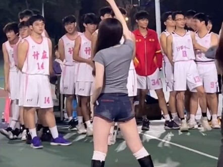 kpop女孩，在众多体育生面前展示自己