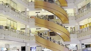 第一次来上海，乡下人见世面了，电梯居然还能转弯