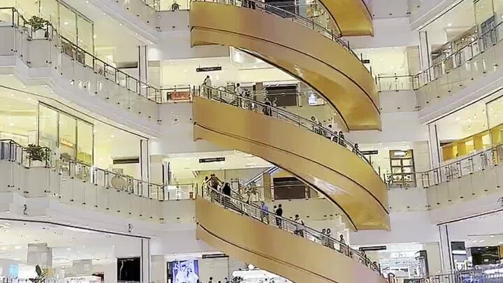 第一次来上海，乡下人见世面了，电梯居然还能转弯