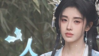 Ai hiểu được? Cô ấy giống như một nàng tiên cá bị thương trên bờ, lạnh lẽo và mong manh.