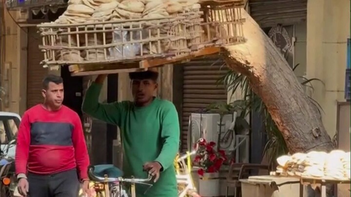 Egyptian bread vendor’s jaw-dropping skill: balancing tons of stuff on his bike and still riding lik