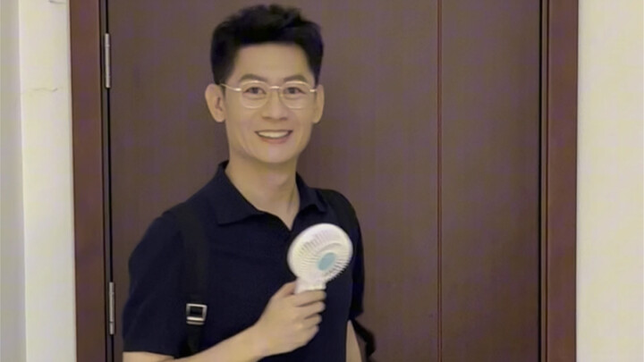 สะพายกระเป๋าหนังสือใบเล็ก หยิบพัดลมตัวเล็ก พาคุณสัมผัสประตูวาร์ป