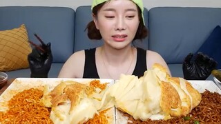 Mukbang mì hàn quốc và bánh phô mai chiên siêu to khổng lồ #food