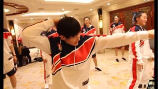 【杨力维18WCBA全明星开场舞练习】就喜欢看这么活泼的妞妞