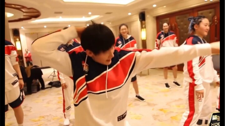 【杨力维18WCBA全明星开场舞练习】就喜欢看这么活泼的妞妞