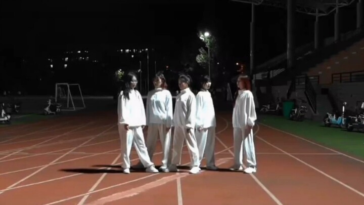 Random dance on Shanyi campus ditto1998 version of roadshow newjeans is the heroine captured by the 