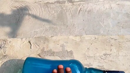 Khoảnh khắc giải áp khi lăn chai xuống cầu thang