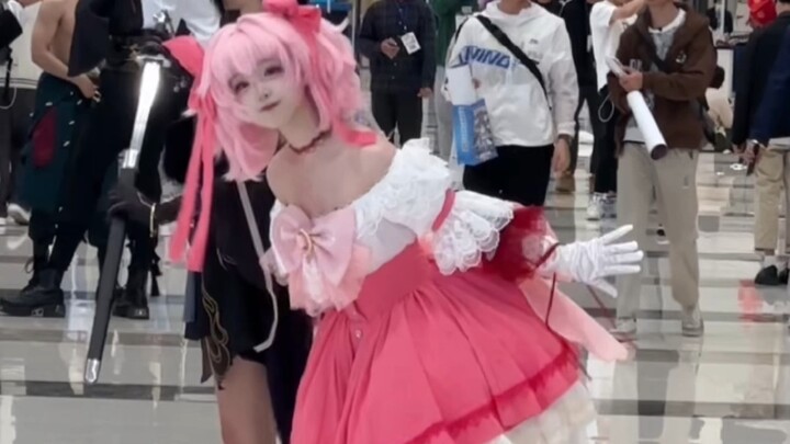 Cosplayer Xiaoyuan is here for the comic convention autograph session!