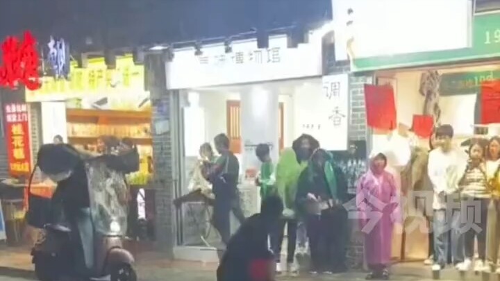 คนพิการเจอพายุลูกเห็บ ข้างๆ กลับมีคนหัวเราะเสียอีก……