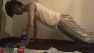 做俯卧撑时的我