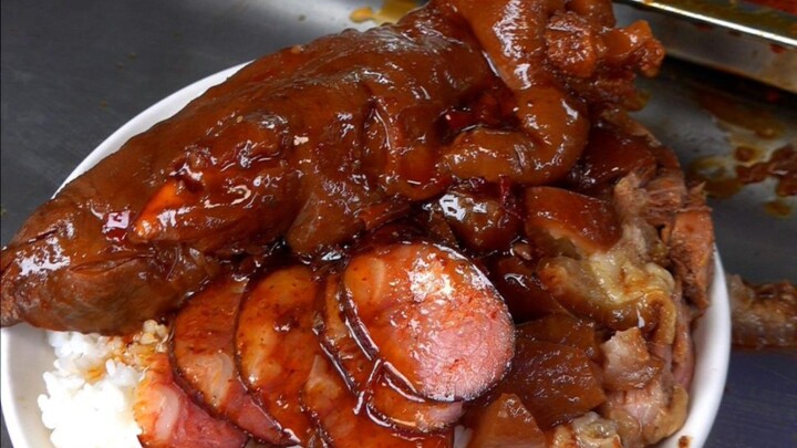 Cơm chân giò bên đường ở Trùng Khánh, thịt mềm dẻo quyện với nước dùng và ớt băm, ăn một bát là phê 