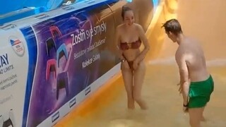 Muntik na mawala yung damit ni ate girl 👙