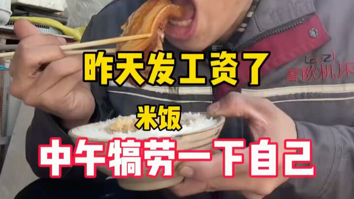 Gaji sudah cair, siang ini nggak makan di pabrik lagi, keluar makan buat memanjakan diri, makan yang