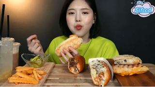 Bánh mì dài kẹp xúc xích, khoai tây chiên, bánh mì panini phô mai 4 #amthuc