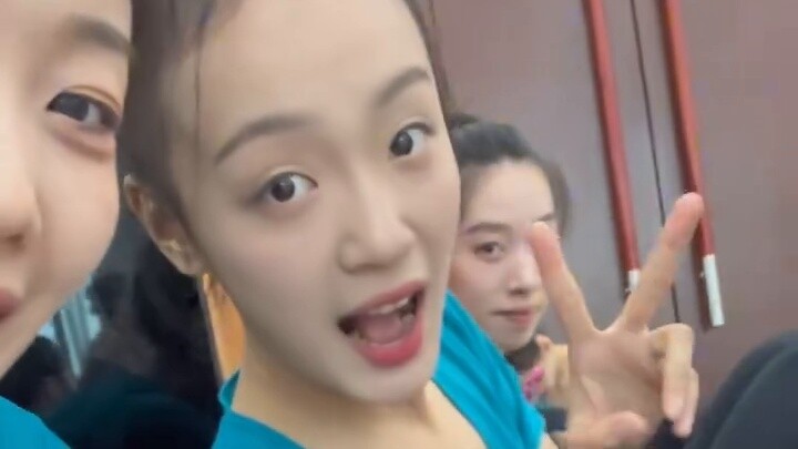 ช็อค! นักเรียนเต้นรำจาก Beijing Dance Academy ทำหน้าที่เป็นทหารหน่วยรบพิเศษ!