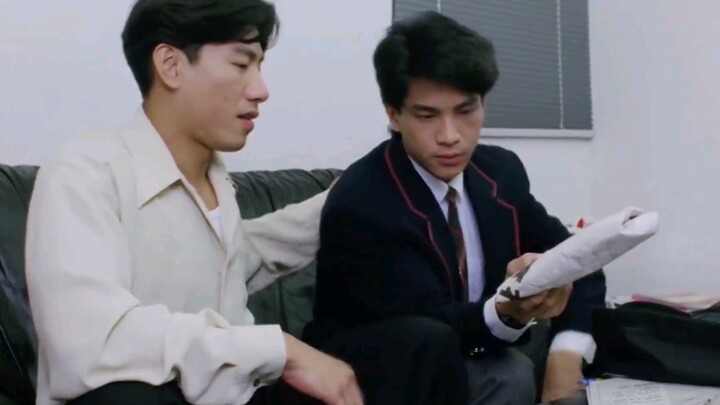 Crow just scolded his younger brother for not selling arms, and the younger brother turned around an