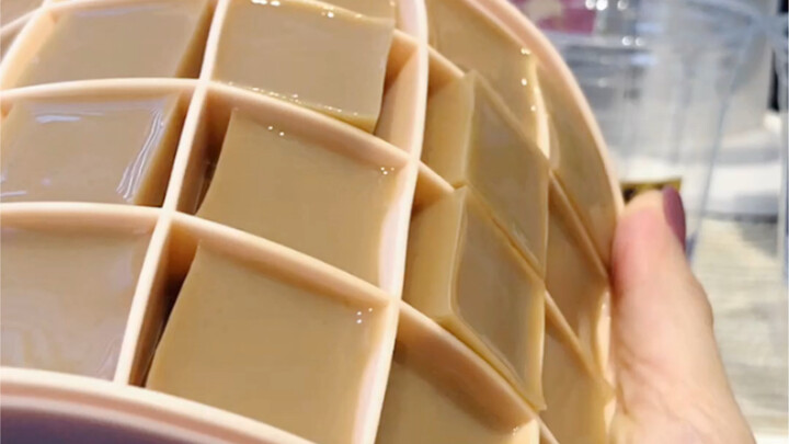 Cách làm latte dừa sống từ thiên thạch cực khác biệt, quá độc đáo luôn!