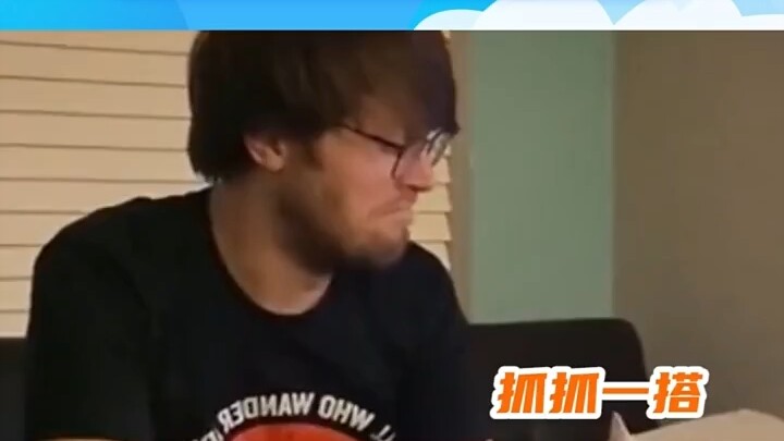 猫：你快告诉她，告诉她啊！告诉她这个家谁最重要！