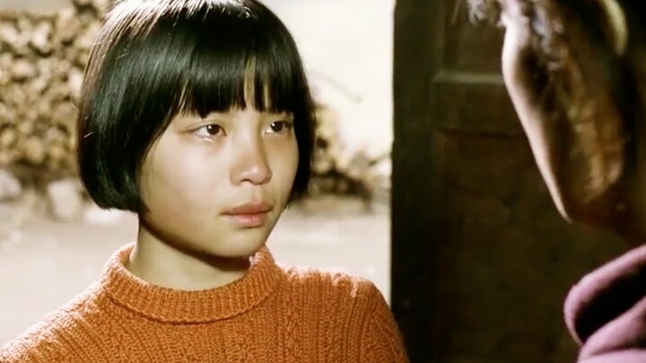 Cha qua đời, mẹ bị liệt: Câu chuyện về hai chị em sinh đôi 12 tuổi vừa nhặt phế liệu kiếm sống vừa t