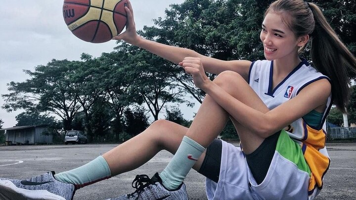 عندما يلتقي كرة السلة بالإلهة، هل ستظل هذه الكرة قابلة للعب؟