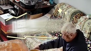 “爸爸，轮到您做小朋友了！”91岁阿尔兹海默症老人在家偷吃蛋糕，吃完悄悄复原！家人的反应很暖！