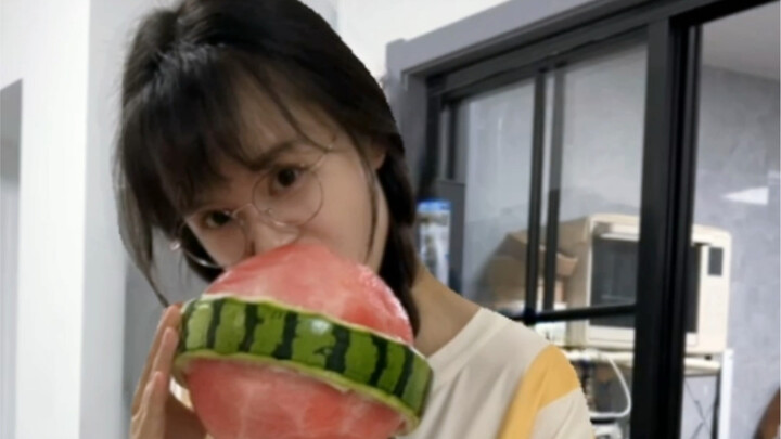 One watermelon lollipop per person