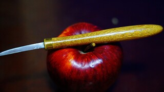 [DIY]Carving the word 'Cheer up' on an apple