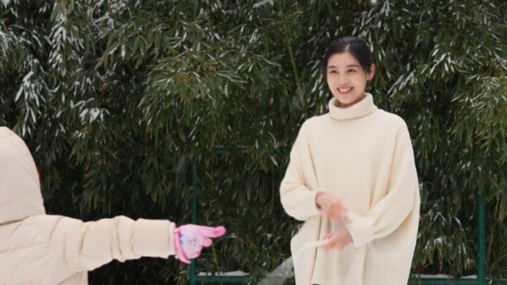 Nonton video ini rasanya kayak makan es krim—nggak keliatan lebih adem gitu??