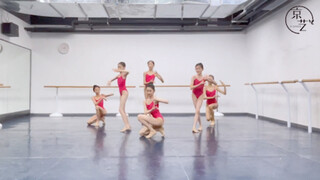 Latihan Sehari-hari Siswa Seni Tari di Kelas 180