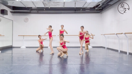 Thực hành thường ngày trong lớp học thí sinh nghệ thuật múa 180