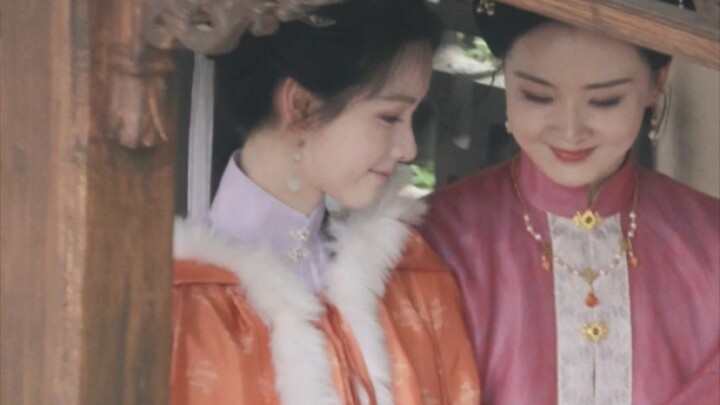 أضحكني حتى الموت! لا عجب أن المخرج يبدو متعجرفًا هكذا؛ فكل من يلتقي بالنجوم الذين خرجوا من الصورة هو