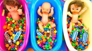【Life】Learn colours: Bathing babies in skittles