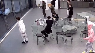 This part on the island really made me feel soft. The kids just kept jumping happily.