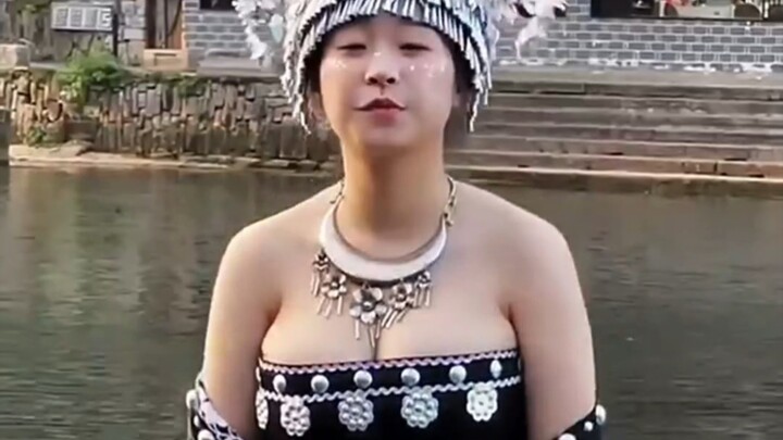 หมีใหญ่กับหมีน้อยใส่ชุดชนเผ่าเหมียวแล้วดูต่างกันมาก