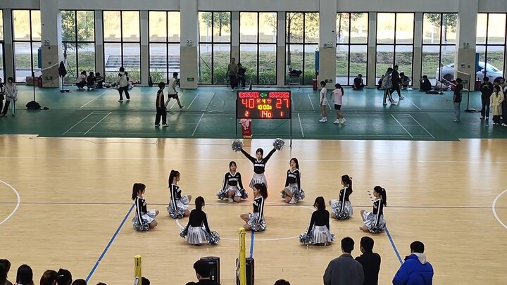 花球啦啦操版Newjeans的Super Shy！女大学生自编10人轮c队形也能这么好看？！