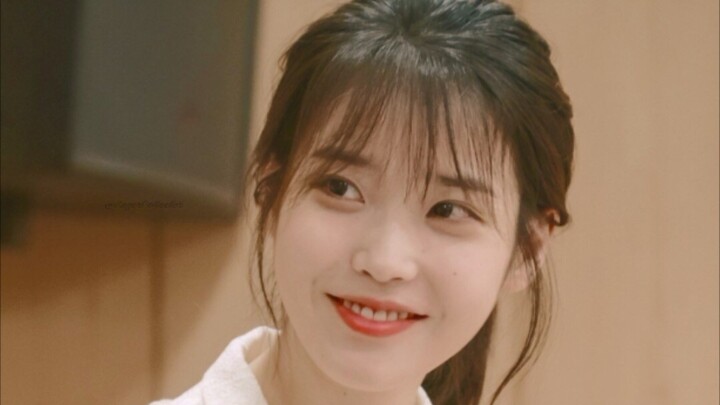 When a girl group member ten years younger than her complimented IU on her youthful looks, she beame