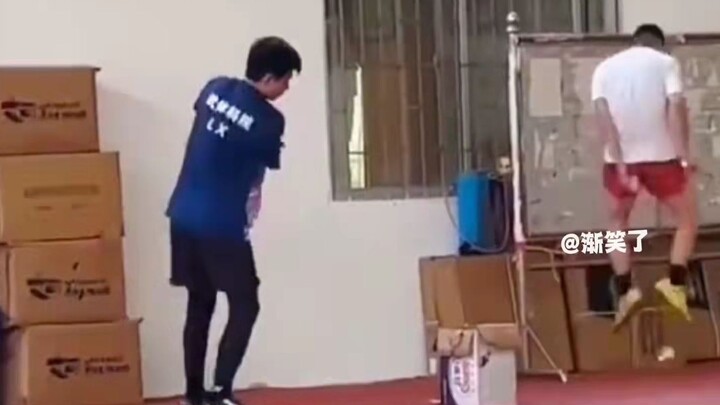 Camera quan sát đã ghi lại được khoảnh khắc người đàn ông xui xẻo nhất trong lịch sử. Các chuyên gia