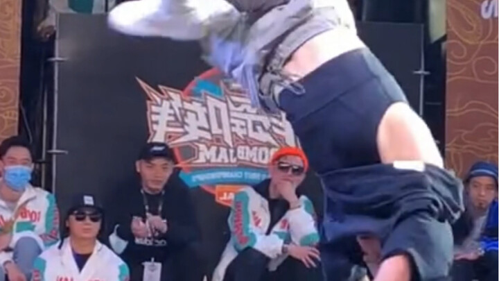 Cô gái nhảy hip-hop 16 tuổi của Trung Quốc với kỹ năng vũ đạo siêu đỉnh đã khiến cả khán phòng choán