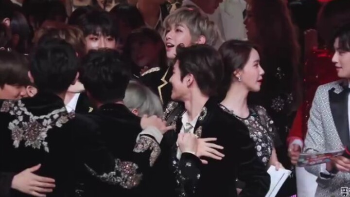 171231 Sau khi đếm ngược kết thúc, các thành viên lao nhanh về phía Kim Junmyeon.