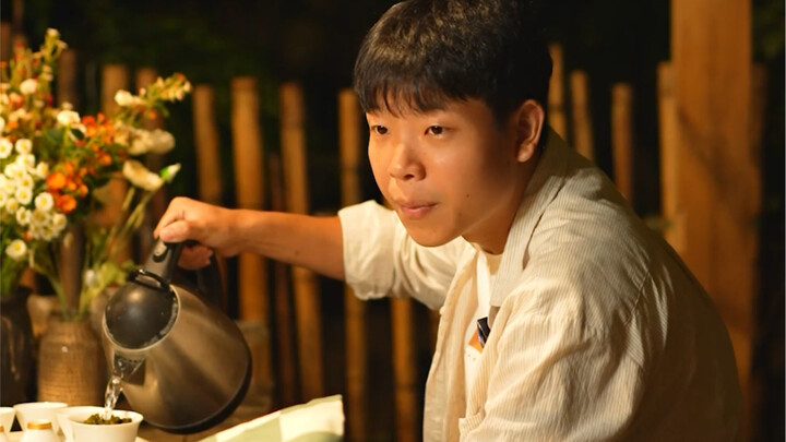 Nấu món gì đó ngon ở vùng quê vào ban đêm! Nghe tiếng mưa rơi thật dễ chịu.