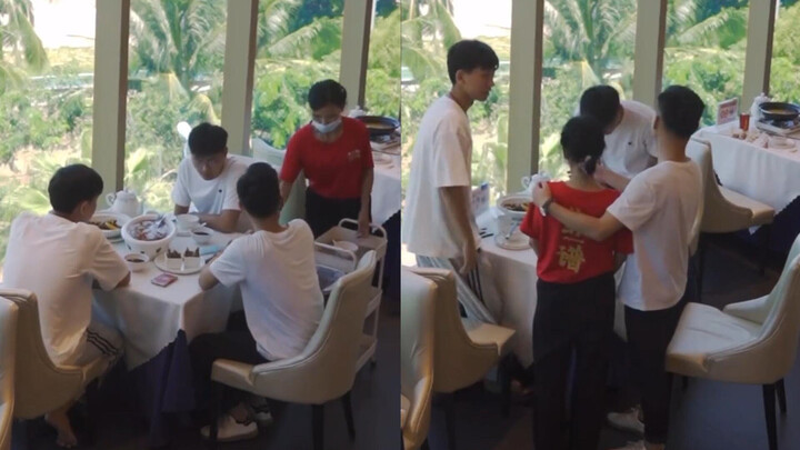 Seorang pria makan di restoran bersama temannya, tanpa sengaja mengetahui bahwa ibunya adalah pelaya