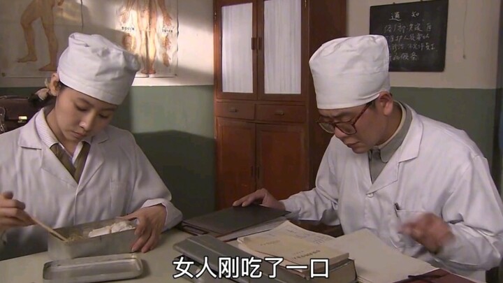 Cơm phủ cải thảo nướng chay ngon tệ, ai ngờ anh chàng chỉ cần một chai nước sốt bí truyền là cơm hết