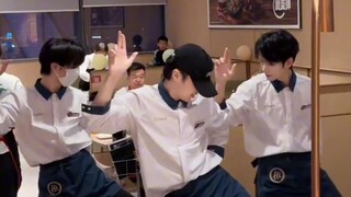 终于到了女人吃饭男人跳舞的盛世场面了！！ #海底捞科目三舞蹈