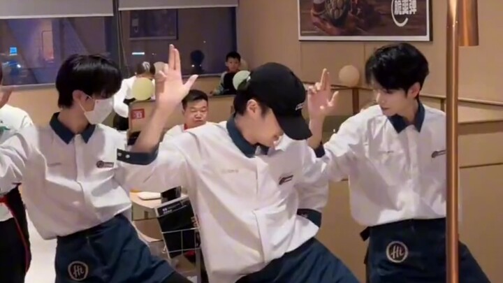 终于到了女人吃饭男人跳舞的盛世场面了！！ #海底捞科目三舞蹈