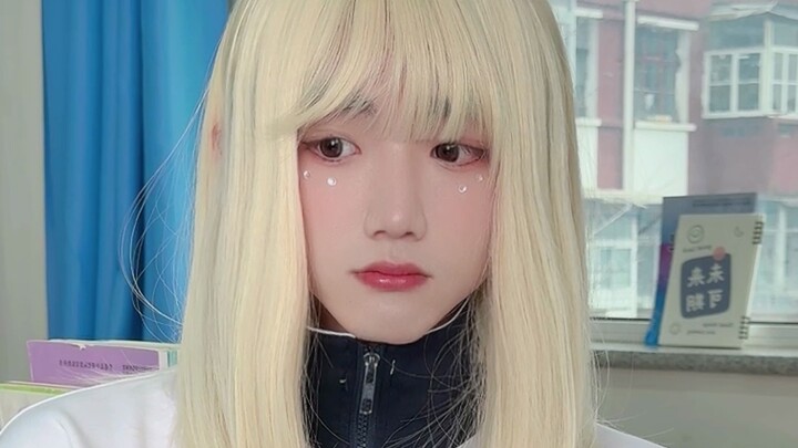 Ketika anak laki-laki dan perempuan yang berbeda di kelas bermain catur